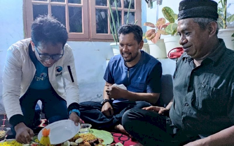 HUT GELORA. Partai Gelora Indonesia Kota Makassar mengadakan pemotongan tumpeng dan makan bersama warga Manggala, Kota Makassar, dalam rangka Peringatan Hari Ulang Tahun (HUT) yang ke-2, Kamis (28/10/2021). foto: istimewa
