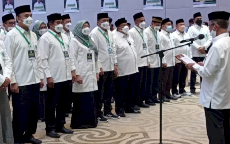 PELANTIKAN. Ketua MUI Sulsel, AG KH Najamuddin Abd Safa, melantik jajaran pengurusnya. Sebelumnya, AG KH Najamuddin Abd Safa dilantik Sekretaris Jenderal MUI KH Amirsyah Tambunan di Hotel Four Points by Sheraton Makassar, Minggu (31/10/2021). foto: istimewa 