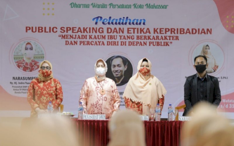 PELATIHAN. Penasehat DWP Kota Makassar, Indira Yusuf Ismail (kedua kiri), menjadi narasumber pelatihan Public Speaking dan Etika Kepribadian, yang digelar DWP Kota Makassar di Tanjung Bira, Bulukumba, Minggu (31/10/2021). foto: istimewa