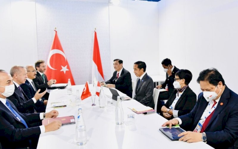 PERTEMUAN. Presiden Joko Widodo menggelar pertemuan bilateral dengan Presiden Turki Recep Tayyip Erdogan di sela-sela KTT G20 di La Nuvola, Roma, Italia, Sabtu (30/10/2021). foto: istimewa 