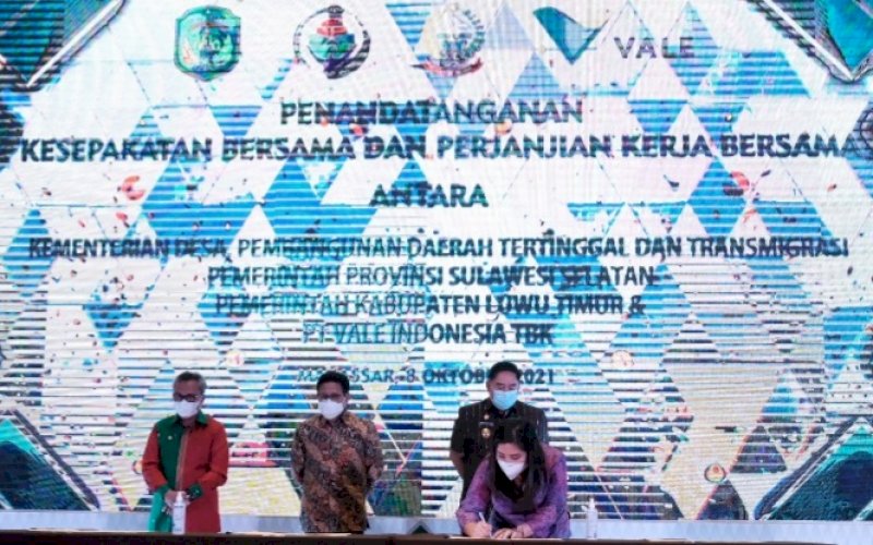 PENANDATANGANAN. Presiden Direktur/CEO PT Vale Indonesia Tbk Febriany Eddy menandatangani PKS dan PKB Menteri Desa PDTT Abdul Halim Iskandar, Sekda Provinsi Sulsel Abdul Hayat Gani, dan Bupati Luwu Timur Budiman Hakim di Hotel Four Points by Sheraton Makassar, Jumat (8/10/2021). foto: istimewa