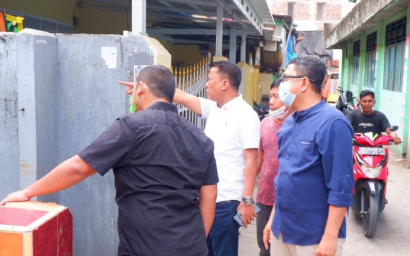 PENINJAUAN. Ketua Komisi D DPRD Kota Makassar, Abdul Wahab Tahir (tengah), meluangkan waktu meninjau rencana pembangunan asrama Pondok Tahfiz di Jl Tinumbu Lr 149 No 6 A, Kelurahan Layang, Kota Makassar, Senin (11/10/2021). foto: istimewa