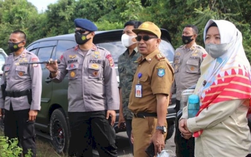 PENINJAUAN. Danyon C Pelopor Satbrimob Polda Sulsel, Kompol Nur Ichsan (kedua kiri), saat meninjau langsung lahan bakal markas baru kompi Brimob yang terpisah dengan Mako Batalyon C Pelopor Satbrimob Polda Sulsel di Kabupaten Bulukumba, Senin (11/10/2021). foto: istimewa