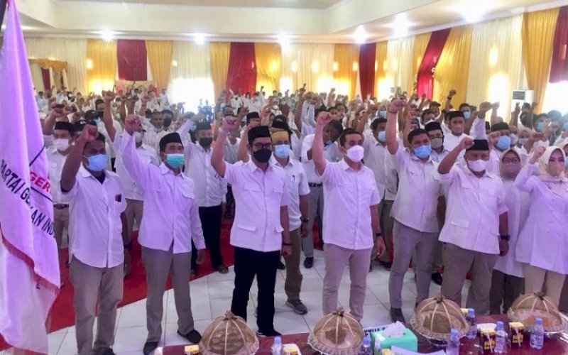 PELANTIKAN. Ketua DPC Gerindra Pangkep, Kamrussamad, saat melantik struktur pemenangan Pemilu 2024 di Gedung Mutiara, Kecamatan Minasatene, Pangkep, Senin (11/10/2021). foto: istimewa
