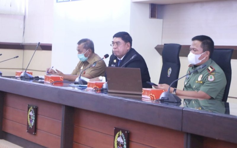 RAKOR. Sekda Provinsi Sulsel, Abdul Hayat Gani (tengah), memimpin rapat koordinasi bersama stakeholder terkait wilayah tambang Jeneberang, Kabupaten Gowa di Ruang Rapim Kantor Gubernur Sulsel, Senin (11/10/2021). foto: istimewa