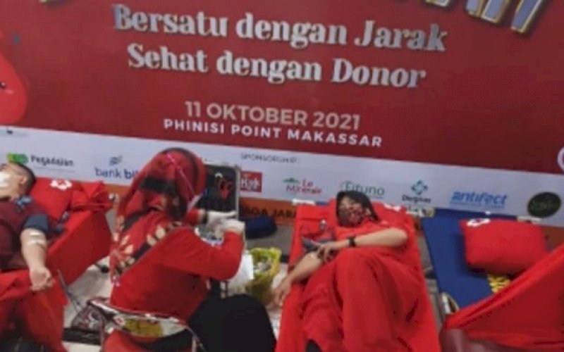 DONOR DARAH. DPD PIM Provinsi Sulsel menggelar bakti sosial berupa vaksinasi Covid-19 dan donor darah di Mal Phinisi Point (Pipo) Makassar, Senin (11/10/2021). foto: istimewa