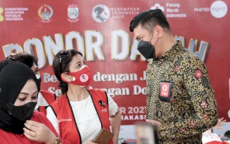 DONOR DARAH. Ketua PMI Sulsel yang juga Bupati Gowa, Adnan Purichta Ichsan, meninjau pelaksanaan donor darah yang digelar PIM Provinsi Sulsel di Mal Phinisi Point (Pipo) Makassar, Senin (11/10/2021). foto: istimewa
