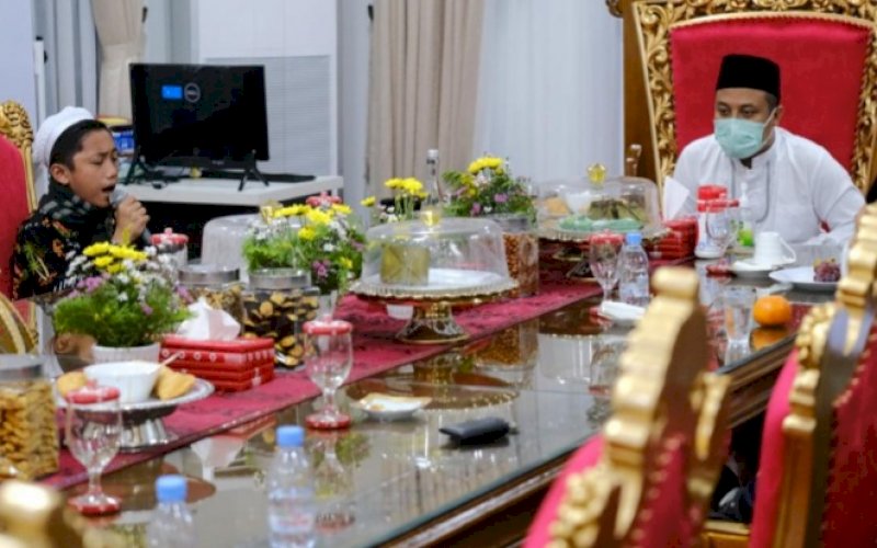 KAFILAH SULSEL. Plt Gubernur Sulsel, Andi Sudirman Sulaiman, menerima kunjungan tim Kafilah Sulsel yang akan mengikuti STQ Tingkat Nasional XXVI di Rumah Jabatan Wakil Gubernur Sulsel, Selasa (12/10/2021). foto: istimewa