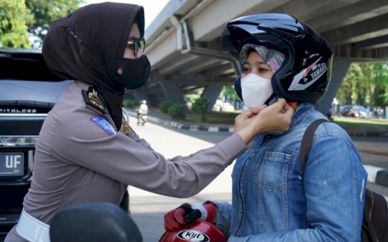 KAMPANYE. Personel Ditlantas Polda Sulsel menggelar kampanye tertib berlalu lintas di Jl AP Pettarani di bawah jembatan Flyover, Makassar, Rabu (13/10/2021) pagi. foto: istimewa