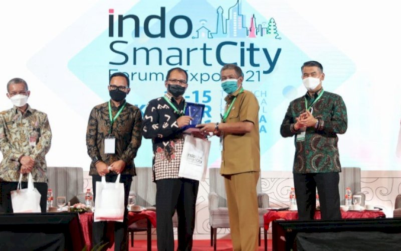 PEMBICARA. Wali Kota Makassar, Moh Ramdhan Pomanto (tengah), didaulat menjadi pembicara pada Indo Smart City Forum & Expo 2021 yang digelar Apeksi di The Rich Jogja Hotel Yogyakarta, Rabu (13/10/2021). foto: istimewa