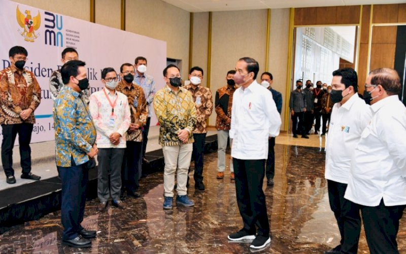 PERTEMUAN. Presiden Joko Widodo didampingi Seskab Pramono Anung dan Menteri BUMN Erick Thohir berbincang dengan sejumlah direktur utama BUMN, di Ballroom Hotel Meruorah Komodo, Kabupaten Manggarai Barat, Nusa Tenggara Timur, Kamis (14/10/2021). foto: istimewa