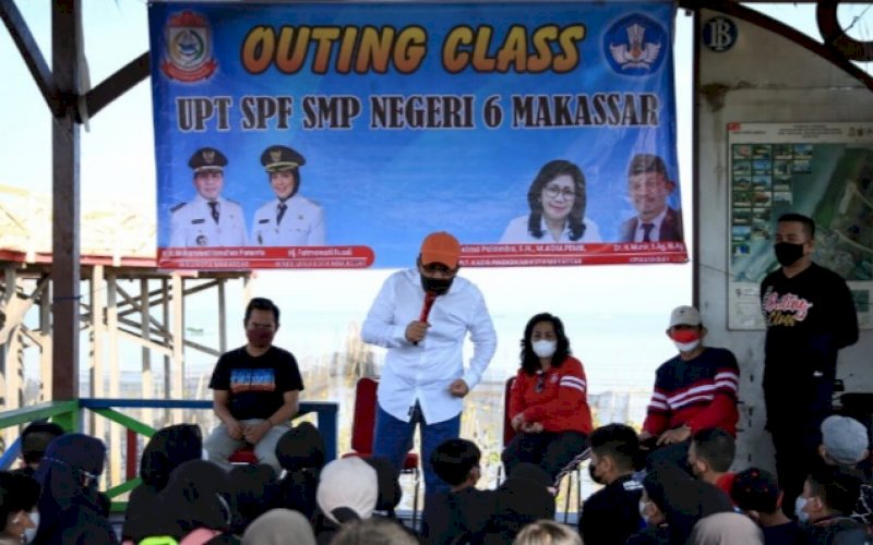 OUTING CLASS. Wali Kota Makassar, Moh Ramdhan Pomanto, memberikan materi lingkungan hidup dalam simulasi konsep belajar outing class kepada siswa siswi SMPN 6 Makassar di Kawasan Ekowisata Mangrove Lantebung, Sabtu (9/10/2021). foto: istimewa