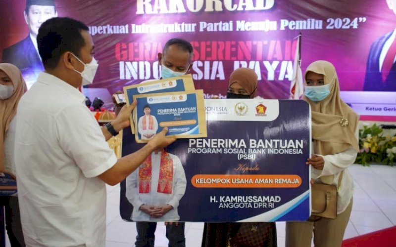 MODAL USAHA. Anggota DPR RI Komisi XI, Kamrussamad, yang juga Ketua DPC Partai Gerindra Pangkep, menyalurkan bantuan modal usaha kepada 43 KUBE yang beranggotan 512 orang pelaku usaha kecil di Pangkep, Senin (11/10/2021). foto: istimewa