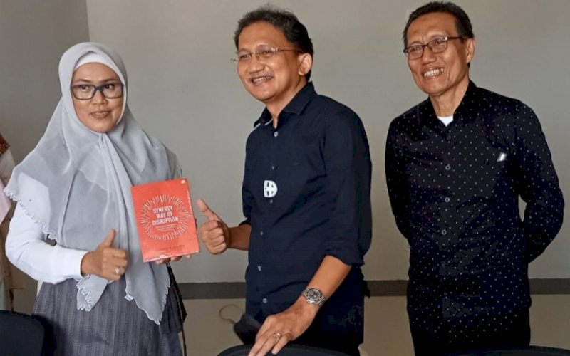 KULIAH UMUM. Rektor UIM Dr Hj A Majdah M Zain MSi bersama mentor startup digital teknologi dan ekosistem Achmad Sugianto usai membawakan kuliah umum di Auditorium KH Muhyiddin UIM, Makassar, Rabu (13/10/2021). foto: istimewa