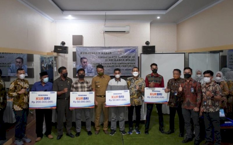 BANTUAN USAHA. Anggota DPR RI Komisi XI Kamrussamad dan Bupati Sinjai Andi Seto Gadhista Asapa bekerja sama BRI, PNM, Hipmi serta Hipka dalam mendorong Percepatan Pemulihan Ekonomi Nasional (PEN) melalui bantuan modal usaha program KUR UMKM di Kabupaten Sinjai, Selasa (12/10/2021). foto: istimewa