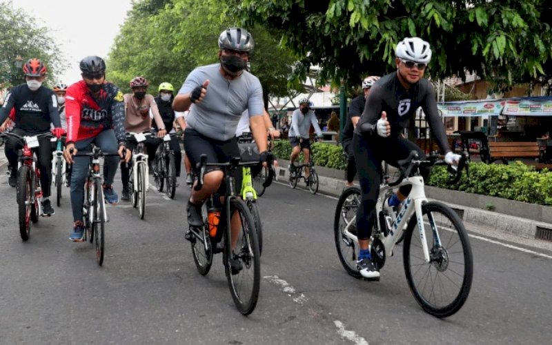 GOWES. Wali Kota Makassar, Moh Ramdhan Pomanto (kedua kanan), mengikuti kegiatan 'Gowes Monalisa Tilik Jeron Benteng' atau Menikmati Harmoni Jogja dengan Lima Jalur Sepeda Wisata, Kamis (14/10/2021). foto: istimewa