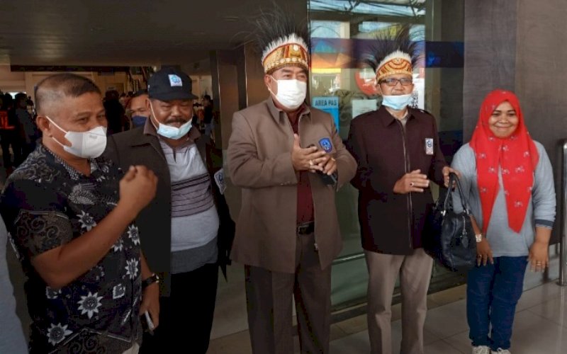 SAMBUTAN. Sekda Provinsi Sulsel, Abdul Hayat Gani (tengah), tiba di Bandara Internasional Sentani Jayapura, Papua dan disambut KKDB, Kamis (14/10/2021). foto: istimewa