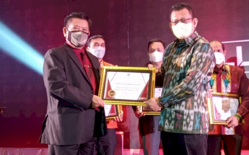 LLDIKTI AWARD. Rektor Unismuh Sinjai Dr Umar Congge SSos MSi (kiri) menerima LLDikti&nbsp;Awards Tahun 2021 dari Kepala&nbsp;LLDikti Wilayah IX Sultan Batara Prof Dr Ir Jasruddin MSi di Hotel Claro Makassar, Kamis (14/10/2020) malam. foto: istimewa