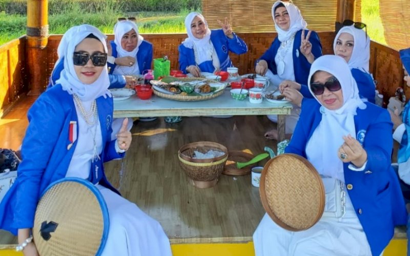 KUNJUNGAN. Rombongan pengurus DPD IWAPI Provinsi Sulsel berkunjung dan menikmati kuliner ke Lesehan Tepi Sawah Sidrap. foto: istimewa