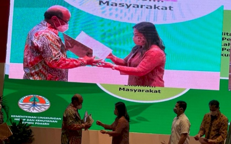 SERAH TERIMA. PT Vale Indonesia Tbk (PT Vale) menyerahkan lahan rehabilitasi hutan dan Daerah Aliran Sungai (DAS) seluas 90 Hektare (Ha) ke Kementerian Lingkungan Hidup dan Kehutanan (KLHK) di Jakarta, Selasa (12/10/2021). foto: istimewa