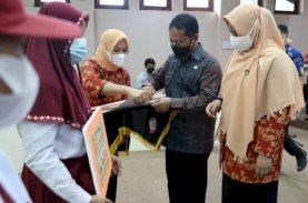 DWP Makassar Serahkan Bantuan Pendidikan Bagi Anak ASN Berprestasi