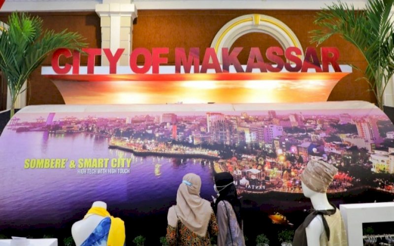 STAN TERBAIK. Pengunjung mengamati stan Pemkot Makassar pada ajang ISCFE 2021 di The Rich Jogya Hotel Yogyakarta. Stan yang didesain langsung Wali Kota Makassar, Moh Ramdhan Pomanto ini, meraih juara 1 stan terbaik. foto: istimewa