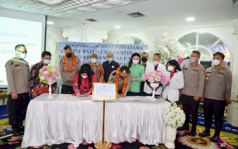 MOU. Kepala RS Bhayangkara Tk I R Said Soekanto dr Asep Hendradiana dan Direktur Utama Celltech Stem Cell Center Indonesia Prof dr Deby Vinski menandatangani Memorandum of Understanding (MoU) kedua belah pihak di Vinski Tower Jakarta, Rabu (13/10/2021). foto: istimewa