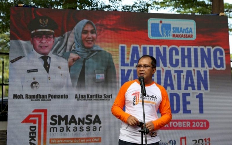 LAUNCHING. Wali Kota Makassar, Moh Ramdhan Pomanto, turut serta meramaikan launching Kegiatan Dekade 1 IKA Smansa Makassar di Halaman Depan Rumah Jabatan Wali Kota Makassar, Jl Penghibur, Kota Makassar, Sabtu (16/10/2021). foto: istimewa
