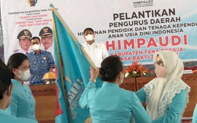 PELANTIKAN. Rektor UIM Dr Ir Hj A Majdah M Zain MSi yang juga Ketua Badan Pengurus Wilayah Himpaudi Sulsel melantik pengurus Himpaudi Kabupaten Tana Toraja yang diketua Erni Yetti Riman dengan protokol kesehatan ketat, Sabtu (16/10/2021). foto: istimewa