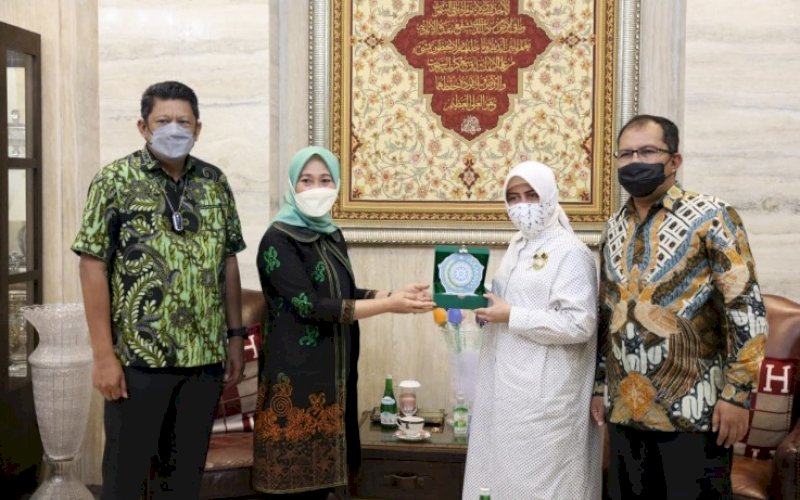 SILATURAHMI. Wali Kota Makassar Moh Ramdhan Pomanto bersama istri Indira Jusuf Ismail (kanan) menerima kunjungan Wali Kota Bontang Basri Rase didampingi istri dan rombongannya di kediaman pribadinya, Jl Amirullah, Kota Makassar, Sabtu (16/10/2021). foto: istimewa