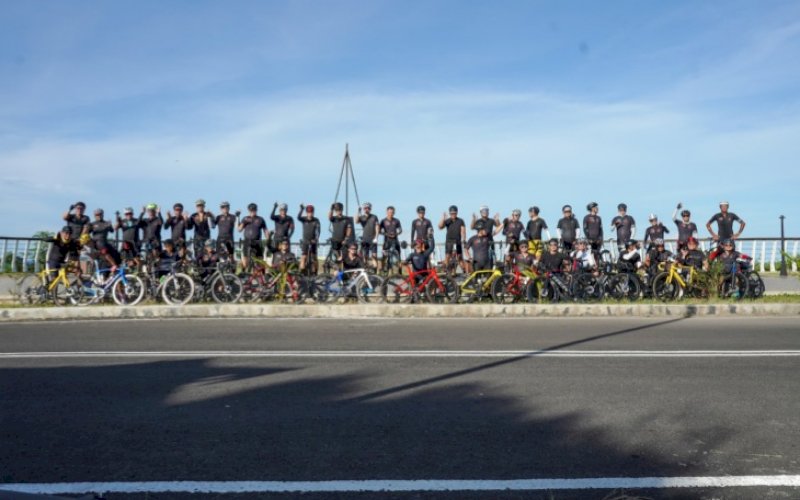 FOTO BERSAMA. Anggota MCC foto bersama di titik nol Bira, Kabupaten Bulukumba, usai gowes wisata dari Makassar, Sabtu (16/10/2021). foto: istimewa