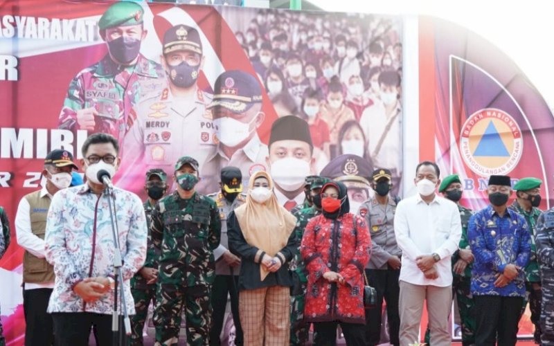 LAUNCHING. Wakil Bupati Gowa, Abd Rauf Malaganni (kanan), menghadiri launching Gerakan Mobil 500.000 Masker untuk Masyarakat yang dilakukan BNPB di depan Gedung Balai Prajurit Jendral M Yusuf, Makassar, Jumat (8/10/2021). foto: istimewa