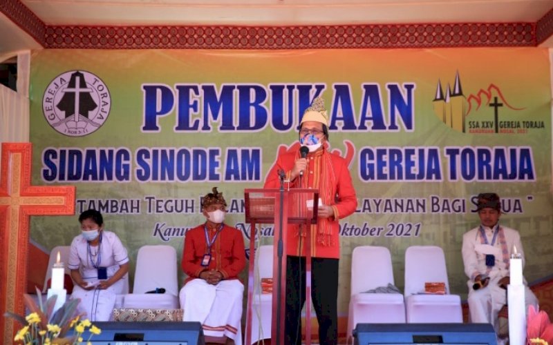 SAMBUTAN. Wali Kota Makassar, Moh Ramdhan Pomanto, memberikan sambutan saat menghadiri acara pembukaan Sidang Sinode AM XXV Gereja Toraja di Tongkonan Pempangan, Kecamatan Sopai, Kabupaten Toraja Utara, Senin (18/10/2021). foto: istimewa