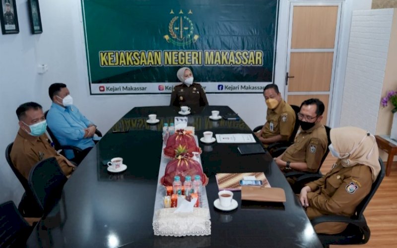 AUDIENSI. Sekretariat DPRD Makassar melakukan kunjungan audiensi ke Kejaksaan Negeri Makassar di Kantor Kejari Makassar, Jl Hertasning, Kota Makassar, Selasa (26/10/2021). foto: istimewa