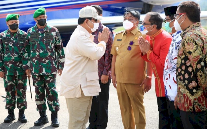 SAMBUTAN. Wali Kota Makassar Moh Ramdhan Pomanto menyambut kedatangan Menteri Pertahanan Republik Indonesia (Menhan RI) Prabowo Subianto di Kabupaten Tana Toraja Provinsi, Senin (18/10/2021). foto: istimewa