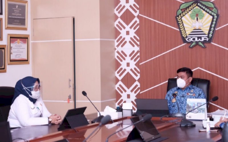 PERTEMUAN. Bupati Gowa Adnan Purichta Ichsan menerima audiensi Ketua Pengadilan Agama Sungguminasa, Hj Martina Budiana Mulya di Ruang Rapat Bupati Gowa, Kantor Bupati Gowa, Senin (18/10/2021). foto: istimewa