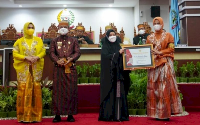 PENGHARGAAN. Ketua TP PKK Kabupaten Gowa Priska Paramita Adnan (kanan) menerima penghargaan sebagai TP PKK Kabupaten dengan Capaian Vaksinasi Tertinggi Tingkat Kabupaten/Kota Se-Sulsel yang diserahkan langsung Plt Ketua TP PKK Provinsi Sulsel Naoemi Octarina kepada di sela-sela rangkaian Rapat Paripurna Peringatan Hari Jadi Sulsel Ke-352 di Ruang Rapat Paripurna Lt III DPRD Sulsel, Selasa (19/10/2021). foto: istimewa