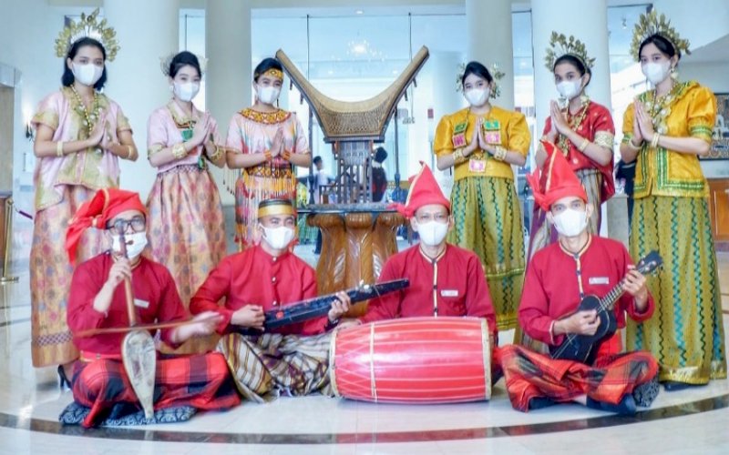 HUT SULSEL. Karyawan Aryaduta Makassar menggunakan beberapa baju adat Sulsel, seperti Bugis, Makassar, Toraja, dan Mandar dalam rangka Hari Jadi Sulsel ke-352 tahun, Selasa (19/10/2021). foto: istimewa