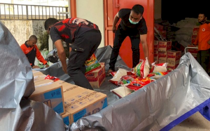 BANTUAN. Tim BPBD Provinsi Sulsel tengah mempersiapkan bantuan logistik untuk korban terdampak bencana angin puting beliung di Kabupaten Bone. foto: istimewa