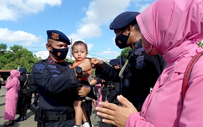 SAMBUTAN. Danyon C Pelopor Satbrimob Polda Sulsel, Kompol Nur Ichsan (kiri), menyalami personel saat apel panyambutan pascabertugas pengamanan PON XX 2021 di Papua dilaksanakan di Mako Brimob Batalyon C Pelopor, Jl MH Thamrin, Kota Watampone, Bone, Rabu (20/10/2021). foto: istimewa