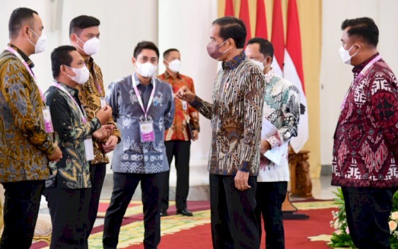 PEMBUKAAN. Presiden Joko Widodo membuka Apkasi Otonomi Expo 2021 di Istana Kepresidenan Bogor, Jawa Barat, Rabu (20/10/2021). Turut hadir Bupati Gowa, Adnan Purichta Ichsan (ketiga kiri). foto: istimewa