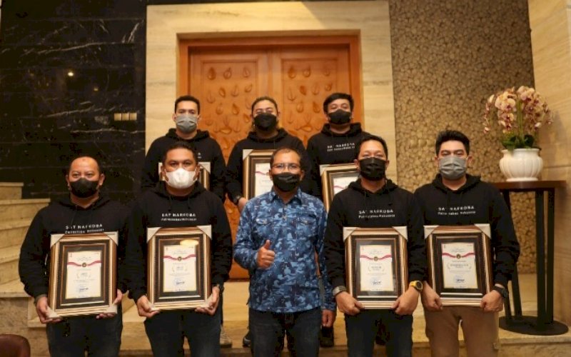 PENGHARGAAN. Wali Kota Makassar, Moh Ramdhan Pomanto, memberikan penghargaan kepada aparat Kepolisian atas prestasi yang diraihnya di kediaman pribadinya, Rabu (20/10/2021). foto: istimewa
