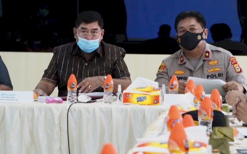 RAPAT KOORDINASI. Sekda Provinsi Sulsel, Abdul Hayat Gani (kiri) saat menghadiri rapat koordinasi stakeholder terkait rencana pembangunan jalan tol akses khusus Makassar New Port (MNP) di Kantor MNP, Kota Makassar, Jumat (26/11/2021). foto: istimewa