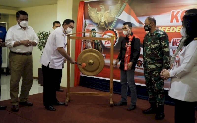 PEMBUKAAN. Sekda Provinsi Sulsel, Abdul Hayat Gani, memukul gong saat membuka secara resmi Kongres II KSN di Hotel Grand Asia Makassar, Rabu (3/11/2021). foto: istimewa