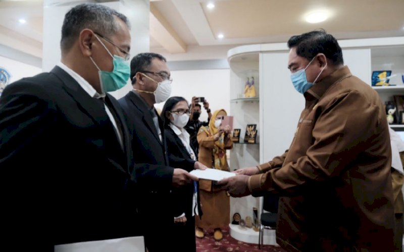 PELANTIKAN. Sekda Provinsi Sulsel, Abdul Hayat Gani, melantik tiga pejabat fungsional ahli utama di lingkup Pemprov Sulsel di Ruang Kerja Sekda Provinsi Sulsel, Selasa (16/11/2021). foto: istimewa