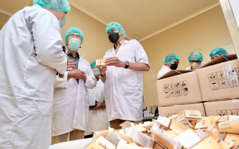 KERJA SAMA. Bupati Gowa, Adnan Purichta Ichsan, saat mengunjungi pabrik PT Royal Medicalink Pharmalab di Desa Nirannuang, Kecamatan Bontomarannu, Gowa, Senin (29/11/2021). Pemkab Gowa melalui Perusahaan Daerah Holding Company Gowa Mandiri menjalin kerja sama dengan PT Royal Medicalink Pharmalab tentang Ketersediaan Bahan Baku Obat Tradisional. foto: istimewa