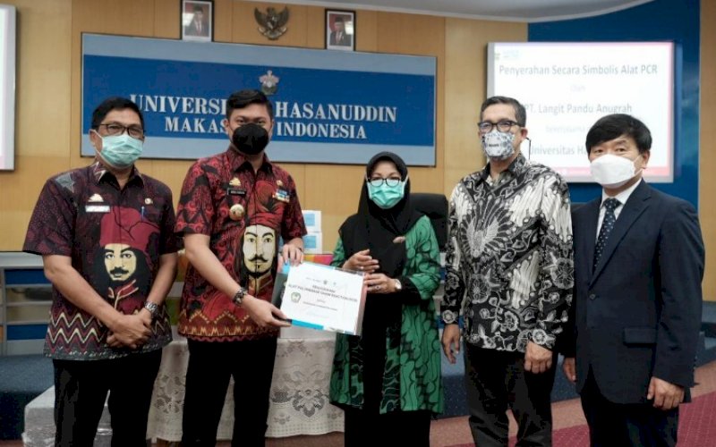 BANTUAN. Bupati Gowa Adnan Purichta Ichsan menerima bantuan alat PCR dari Mico Biomed melalui PT Langit Pandu Anugrah yang diserahkan Rektor Unhas Prof Dwia Aries Tina Pulubuhu di Ruang Rapat Senat Lantai 2, Gedung Rektorat Universitas Hasanuddin Makassar, Kamis (4/11/2021). foto: istimewa
