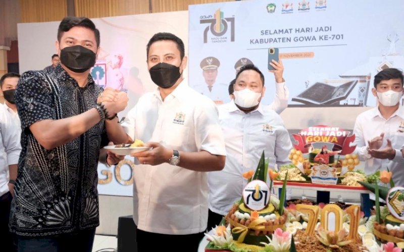 SALAM KOMANDO. Bupati Gowa Adnan Purichta Ichsan salam komando dengan Ketua Kadin Sulsel Andi Iwan Darmawan Aras di sela-sela Pelantikan Pengurus Kadin Kabupaten Gowa Masa Bakti 2021-2026 di Gedung Haji Bate, Gowa, Kamis (18/11/2021) malam. foto: istimewa 