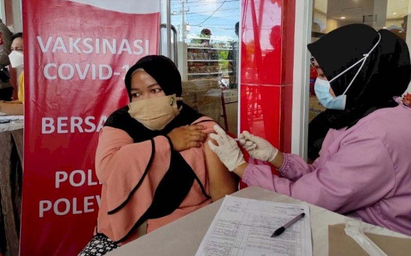 VAKSINASI. Alfamidi bekerja sama dengan Polres Polewali dan Mizan Amanah mengadakan kegiatan vaksinasi massal untuk 250 peserta di Kecamatan Polewali, Kabupaten Polewali Mandar, Sulawesi Barat, Selasa (23/11/2021). foto: istimewa