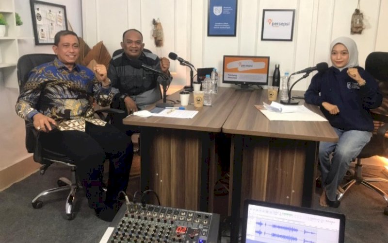 BINCANG KORUPSI. Bupati Wajo Amran Mahmud (kiri) dan Aktivis Anti Korupsi Djusman AR (tengah) menjadi narasumber Podcast bincang korupsi dengan tema 'Wara Wiri Korupsi di Kabupaten Wajo' di Studio As'adiyah Channel Sengkang, Wajo, Senin (15/11/2021). foto: istimewa 